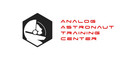 Logotyp Analog Astronaut Training Center. Szary sześciokąt, w którym umieszczono biały portret sylwetki astronauty noszącego kask.